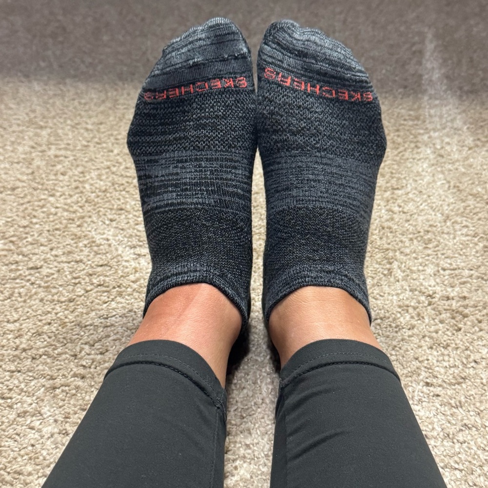 Skechers Women’s 5-7 Coral and Grey Low Cut Socks